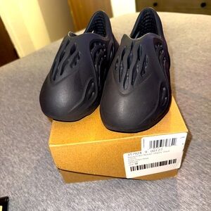Brand new toddler Yeezy foam runners size 9